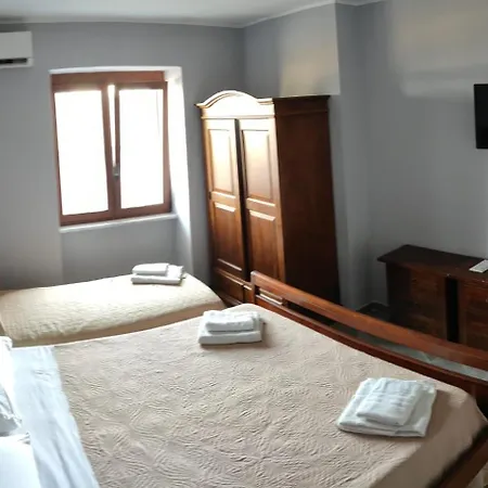 ベッド・アンド・ブレックファスト S *